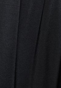 Fekete, sima tapintású szövet, finom szövésmintával. A kép átfedő részeket mutat, kiemelve a mélységet és a redőket.