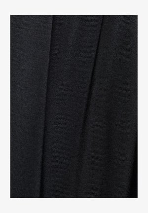 Černá látka s hladkou texturou a jemným vzorem tkaní. Obrázek zobrazuje překrývající se části, které zdůrazňují hloubku a záhyby.