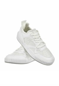 Białe trampki z gładkiej skóry i teksturowanymi akcentami. Posiadają sznurówki, perforowany czubek oraz żłobioną gumową podeszwę.