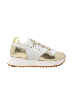 Sneaker bassa bianca e oro con dettagli in oro a linguetta e suola spessa bianca con battistrada marrone smerlato.