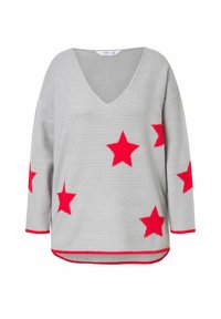 Maglione grigio con scollo a V e motivi a stella rossa, caratterizzato da una texture morbida e bordi rossi a contrasto sul fondo e sulle maniche.