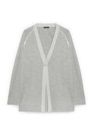 Světlá šedá kardigan se sponou na jedno ozdobné tlačítko, výstřihem do V a stříbrnou flitrovou ozdobou podél švů na ramenou.