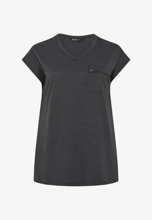 Czarna damska koszulka z krótkim rękawem i dekoltem w serek, z małą klapką na lewej piersi zabezpieczoną dwoma guzikami.