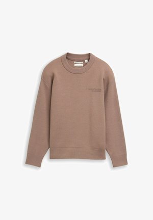 Smeđi pulover s okruglim izrezom i dugim rukavima, rebrasti manžeti i donji rub, te suptilni izvezeni tekst na lijevoj strani prsnog koša.