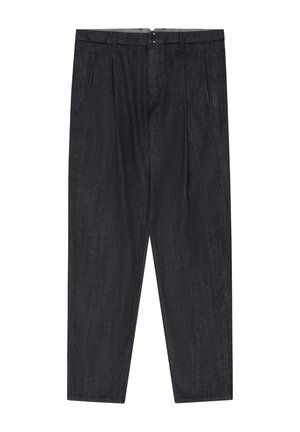 Heren zwarte broek met rechte pijpen, schuine voorzakken, riemlussen en knoopsluiting aan de tailleband.