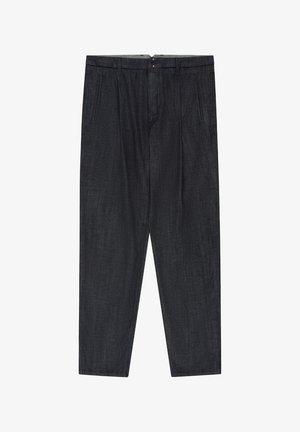 Pantalones de hombre negros de corte recto con bolsillos inclinados frontales, trabillas para cinturón y cierre con botón en la cinturilla.