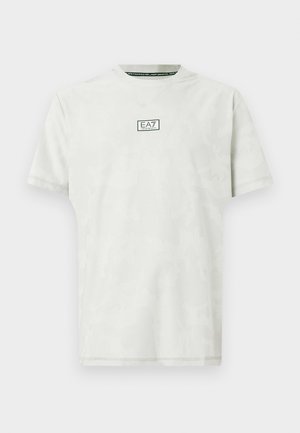 Λευκό κοντομάνικο T-shirt με στρογγυλή λαιμόκοψη, διακριτικό καμουφλάζ και μικρό λογότυπο EA7 Emporio Armani στο κέντρο του στήθους.
