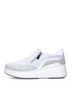 Sneaker slip-on bianco e grigio chiaro con tomaia texturizzata, cerniera laterale, suola imbottita e cuciture di accento sottili. Materiale resistente.