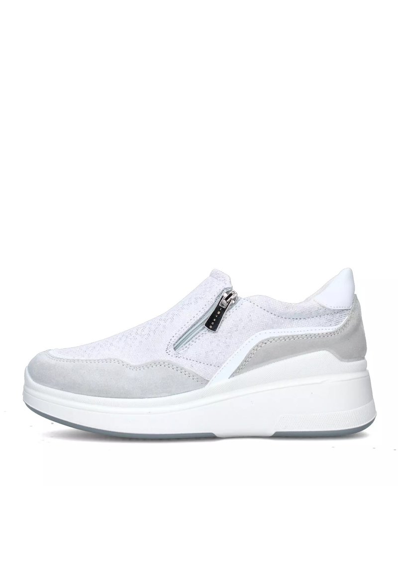 Sneaker slip-on bianco e grigio chiaro con tomaia texturizzata, cerniera laterale, suola imbottita e cuciture di accento sottili. Materiale resistente.