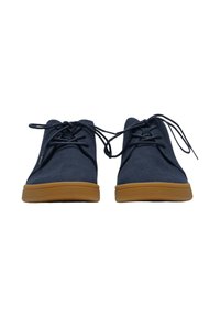 Zapatos de ante azul marino con punta redonda, que cuentan con cordones planos y suelas de goma color marrón. Diseño simple sin patrones o acentos visibles.
