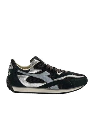 Zwart-zilveren lage sportschoen met mesh- en suèdepanelen, zwarte veters en een witte zool, zijaanzicht naar rechts.