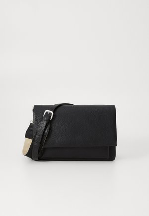 Svart skinnveske med teksturert overflate, brettede design, justerbar stropp og en beige aksent på siden. Synlig sølvutstyr.