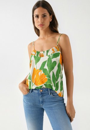 Top sin mangas floral en tejido ligero, con tulipanes naranjas y hojas verdes sobre un fondo blanco, y detalles fruncidos en el escote.