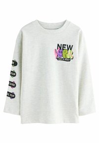 Ljusgrå långärmad t-shirt med färgglada tryck av "NEW YORK"-text och skateboardgrafik på ärmarna. Mjuk, i bomullsmaterial.
