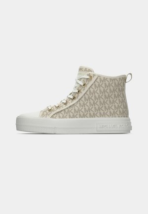 Beiger und weißer High-Top-Sneaker mit „MK“-Muster, weißen Schnürsenkeln, Gummisohle und Michael Kors-Logo an der Seite.