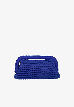 Geantă albastră împletită cu o suprafață texturată, având un vârf rotunjit, o bază plată și un mâner decupat.