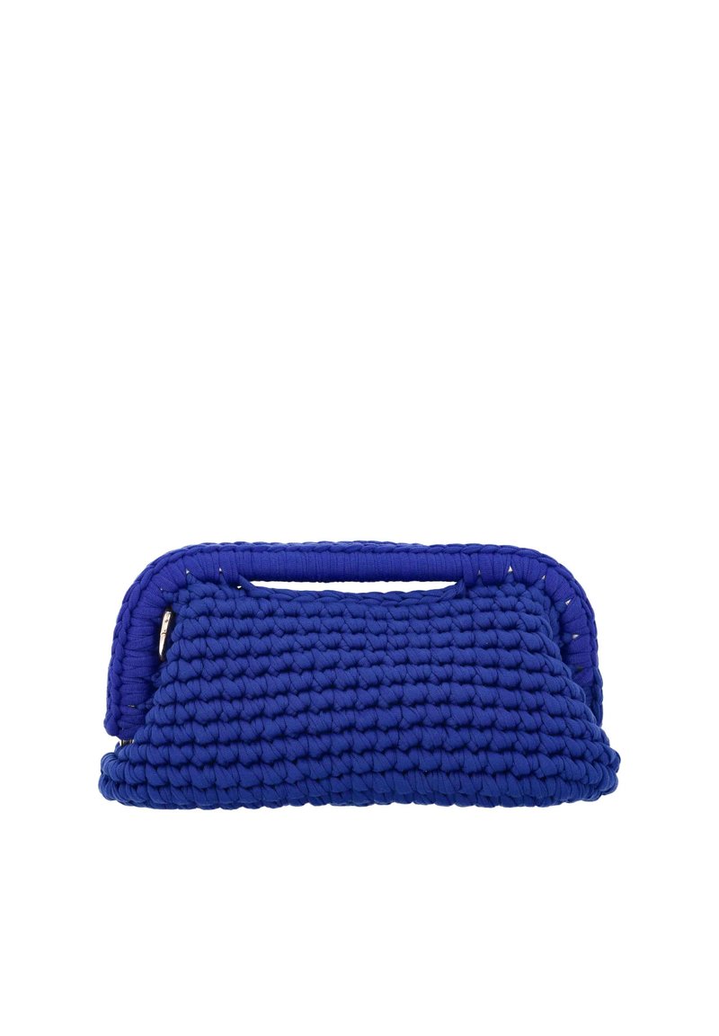 Kék szövött kézitáska texturált felülettel, lekerekített tetejével, lapos alapjával és kivágott fogantyú kialakítással.