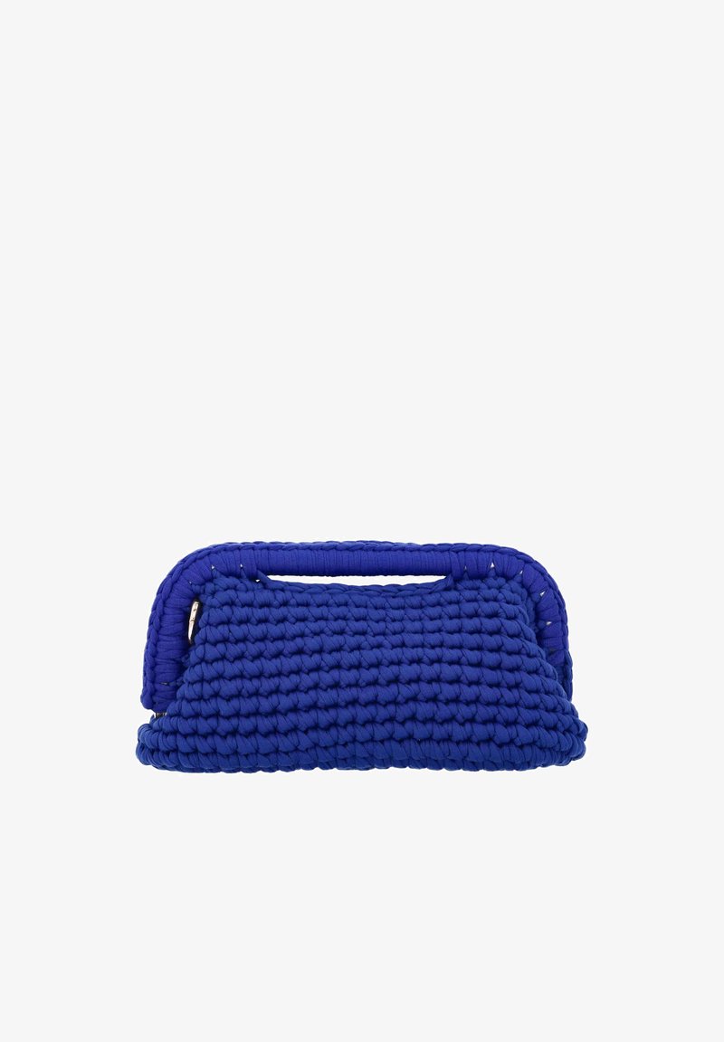 Kék szövött kézitáska texturált felülettel, lekerekített tetejével, lapos alapjával és kivágott fogantyú kialakítással.