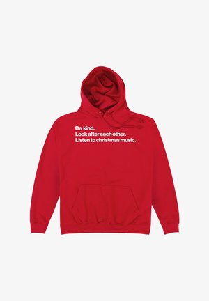 Rode hoodie met een voorzak, met witte tekst: "Wees vriendelijk. Zorg voor elkaar. Luister naar kerstmuziek." Zachte stof, capuchon met trekkoord.