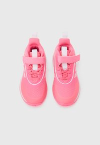 Rosa treningssko med en teksturert mesh-overdel, polstret krage, borrelåsrem og gummisåle med mønster for grep.