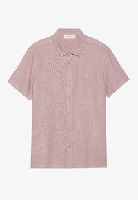 Camisa de manga corta en un suave tejido rosa; cuenta con un cuello con botón, botones al frente y un pequeño logo bordado en el pecho.