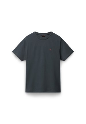 Σκούρο γκρι κοντομάνικο μπλουζάκι με στρογγυλή λαιμόκοψη και μικρό κόκκινο και λευκό έμβλημα σημαίας στο αριστερό στήθος, πάνω σε λευκό φόντο.