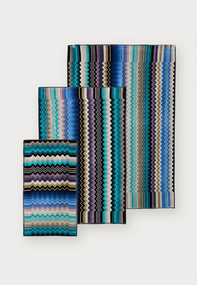 Tre tessuti intrecciati con motivi a zigzag in diverse tonalità di blu, viola e nero, di dimensioni variabili, con una texture liscia e colori contrastanti.
