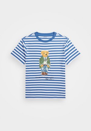 Blå og hvidstribet T-shirt med korte ærmer med grafik af en bjørn iført afslappet tøj og tekst under bjørnen.
