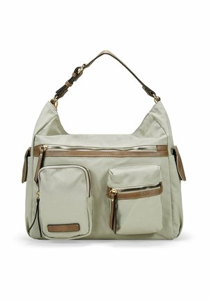 Bolsa de nylon verde con acentos marrones, que cuenta con múltiples bolsillos con cremallera y una amplia correa para el hombro. Textura suave y diseño holgado.