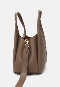 Barna mintás bőr kézitáska két fogantyúval és levehető pánttal, aranyszínű fémcsattal.