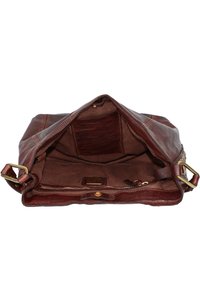 Bolso de mano de cuero marrón con un interior espacioso, costuras visibles, herrajes de latón y un forro de tela suave. Cuenta con un bolsillo interior.