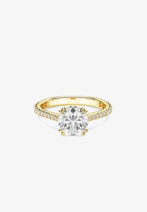 Rundskåret diamant ring i gult guld med en struktureret bane, der har små accentsten langs skaftet for ekstra glans.