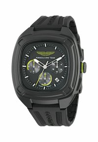 Melnā gumijas siksniņa pulkstenis ar kvadrātveida korpusu, melnu ciparnīcu, baltām un dzeltenām akcentiem, hronogrāfa apakšciparnīcām un Aston Martin logo.