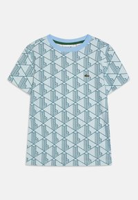 Lichtblauw katoen T-shirt met een geometrisch patroon in donkerblauw, voorzien van een klein groen logo op de borst en een ronde hals.