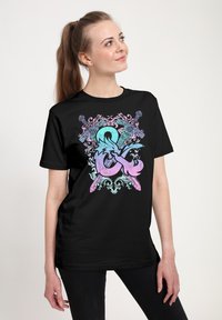 Svart bomulls t-shirt med en färgglad grafisk design som innehåller svärd, virvlar och en stiliserad drake i nyanser av blått och rosa.