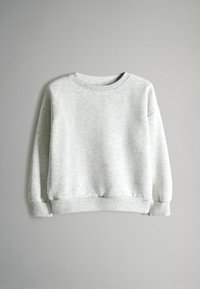 Světle šedá mikina s kulatým výstřihem, žebrovanými manžetami a spodním lemem. Měkká textura s mírně variabilním vzorem na látce.