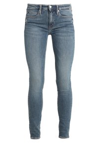 Skinny jeans i ljusblå denim har en urtvättad tvätt, femficksdesign och traditionell dragkedja med knappstängning. Subtila slitningar finns.