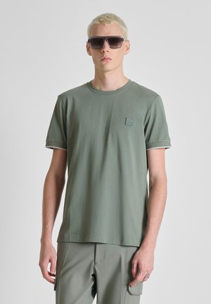REGULAR FIT WITH STRIPED ON CUFFS AND LOGO PATCH ON SIDE - T-shirt basic - green
