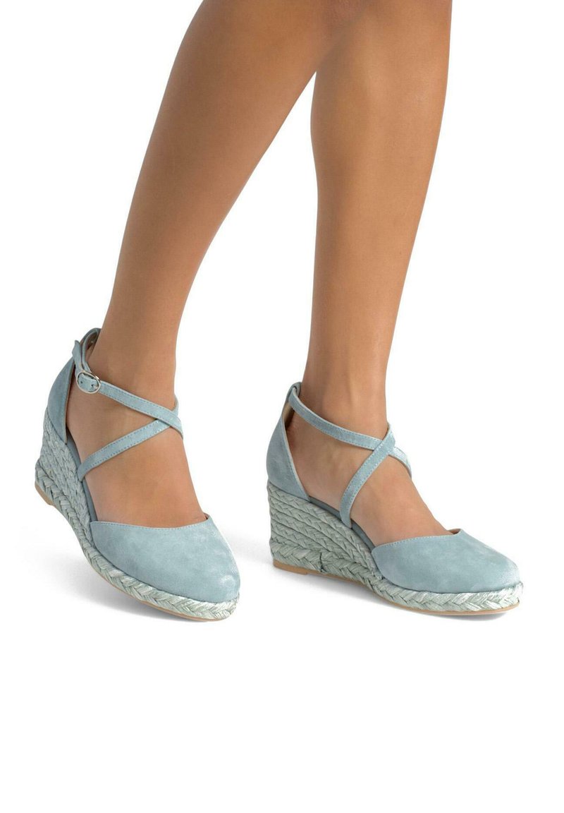 Scarpe con tacco a cuneo in suede azzurro chiaro, con design a fascia incrociata, suola in juta intrecciata e punta arrotondata. La finitura testurizzata aumenta l'appeal visivo.