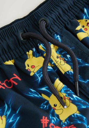 Námořnické plavkové šortky s motivem Pikachu a elektricky modrými doplňky. Mají elastický pas se šňůrkou a odolnou látku.