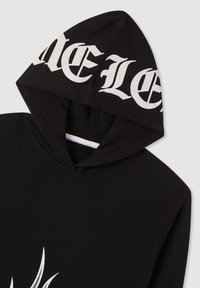 Felpa nera con tessuto testurizzato. Caratterizzata da un grande logo bianco stampato sul cappuccio e un ulteriore grafica sul davanti.