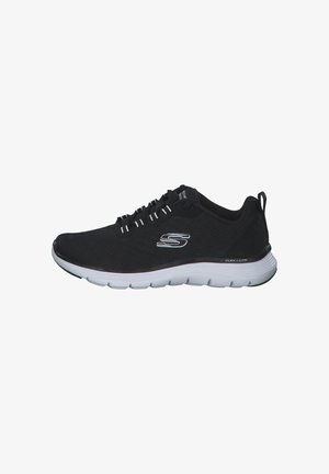 Schwarzer Sportschuh mit strukturiertem Obermaterial, weißen Akzenten, gepolsterter Sohle und schlankem Design. Verfügt über Schnürsenkel und eine Zuglasche an der Ferse.