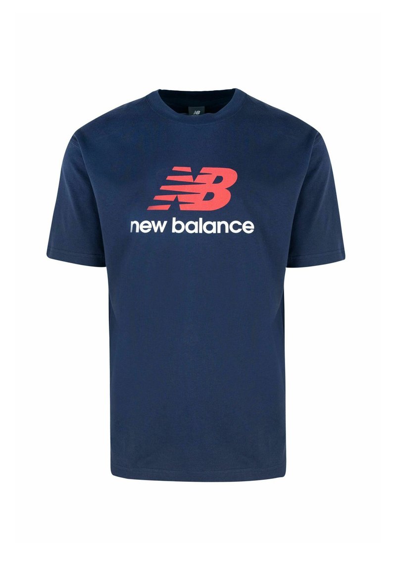 Maglietta in cotone blu navy con collo rotondo e maniche corte, presenta il logo "New Balance" rosso e bianco sul davanti. Tessuto liscio.