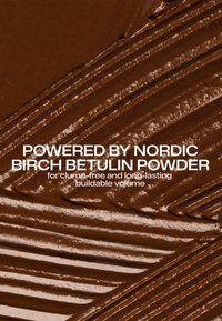Produit cosmétique crémeux brun foncé étalé en traits texturés avec un texte mettant en avant la poudre de bouleau nordique au bétuline pour le volume.