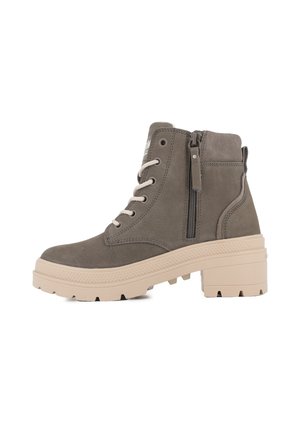Botte de cheville en daim gris avec une semelle plateforme beige texturée, un devant à lacets et une accent de fermeture éclair sur le côté. Présente un bout rond et un col rembourré.