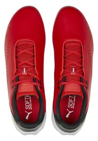 Czerwone buty sportowe z gładką syntetyczną cholewką, sieciową detalizacją, sznurowanym zapięciem, wyściełanym wnętrzem i białą gumową podeszwą.