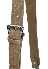 Leren schouderband in beige, met een gestructureerde afwerking, beschikt over metalen gesp hardware en verstelgaten voor de lengte. Accentuatie met stiksel detail.