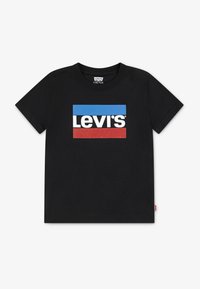 Svart bomulls-T-skjorte med stor Levi's-logo i hvitt, innrammet av en blå og rød rektangel. Klassisk rund hals og korte ermer.