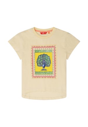 Lichtgeel T-shirt met een pauwafbeelding in levendig groen en blauw, omlijst door kleurrijke geometrische patronen en zachte, afgeronde randen.