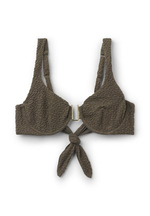 Teksturowany ciemnobrązowy top od bikini z szerokimi ramiączkami, usztywnionymi miseczkami, przednim metalowym zapięciem oraz tkaninową kokardą pod zapięciem na białym tle.